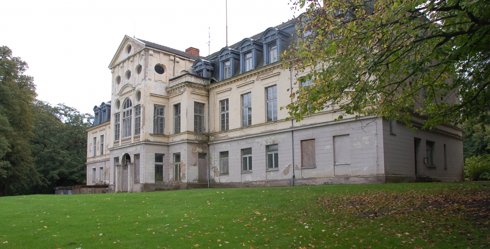 Die Parkansicht von Schloss Grambow.