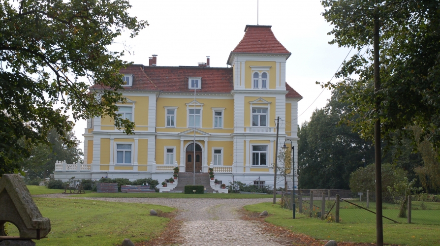Die Auffahrt vom Gutshaus Rankendorf.