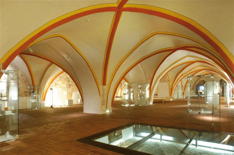 Im Keller des Rathauses ist eine Ausstellung zur Stadtgeschichte zu sehen.