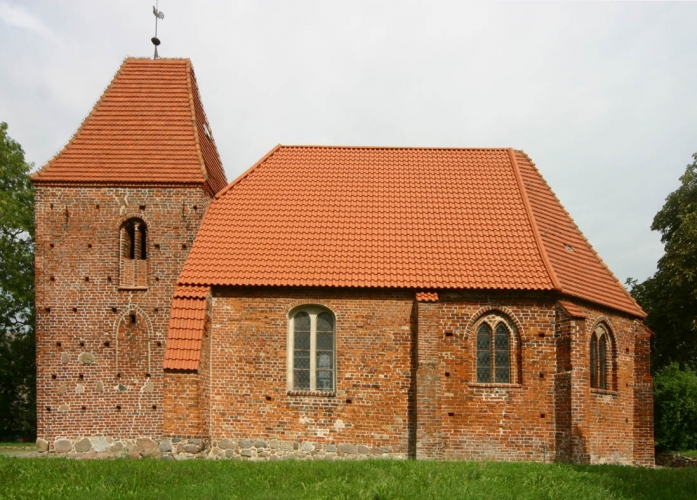 Die Kirche Bössow von Süden.