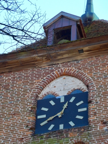 Die Kirchturmuhr wurde 1973 in Leipzig gebaut.