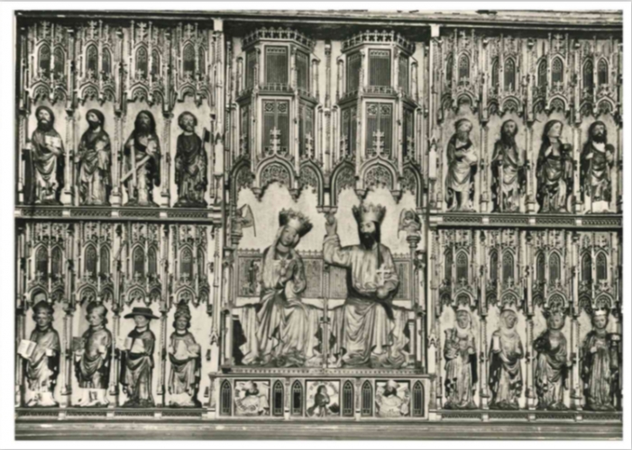 Die Vorderseite weist 42 Heiligfiguren auf