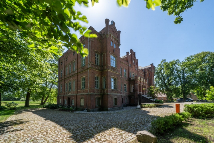 Seitenansicht mit Segmentbodenfenstern – charakteristisch für die Neorenaissance