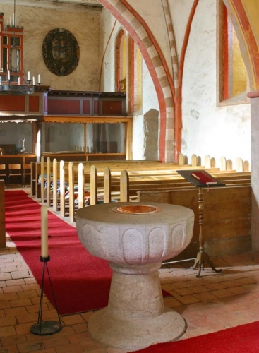 Taufstein aus der Mitte des 13. Jahrhunderts