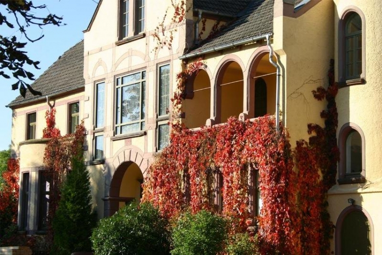 Rechts die dreibogig gestaltete Loggia