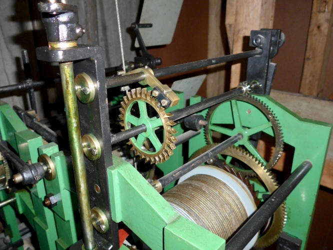 Das Uhrwerk wird elektrisch aufgezogen.