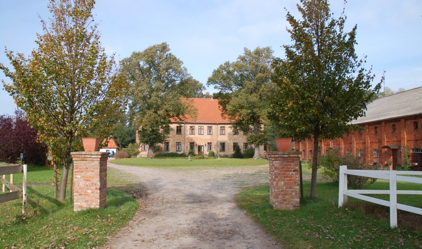 Auffahrt zum Gutshaus Manderow.