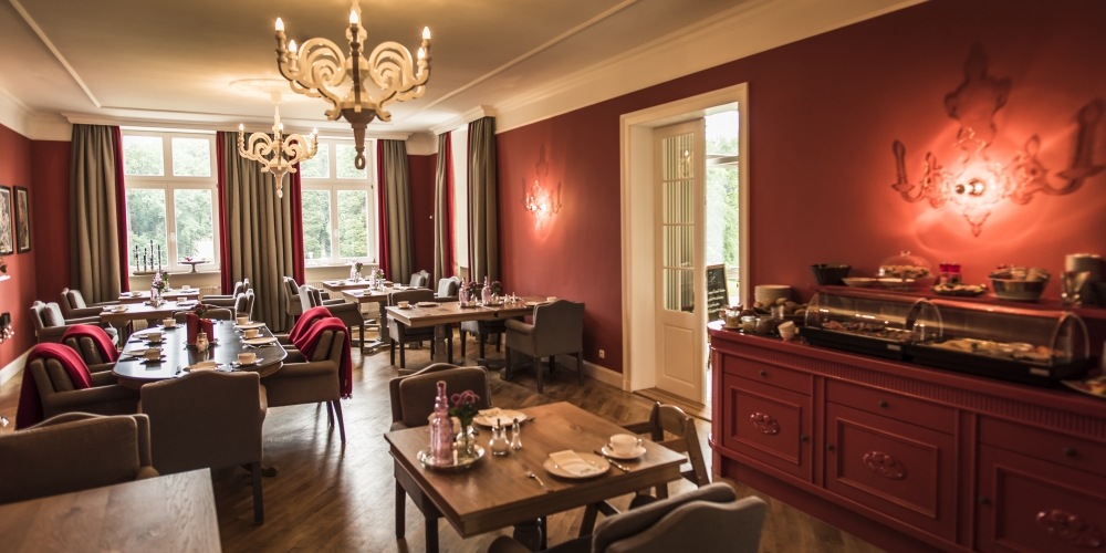 Roter Salon mit Gemälden der früheren Schlossbesitzerin Agnes Gaertner-Hüniken