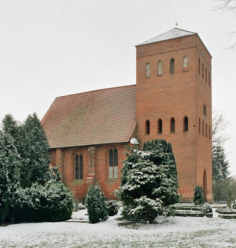 Die Kirche Goldebee von Nordwest.