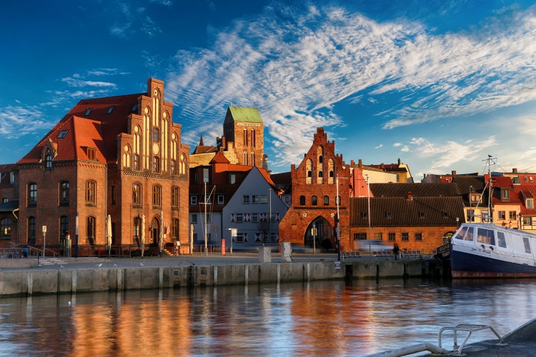 Wassertor von der Hafenseite mit Dreiecksgiebel, drei Blendbögen und zwei Stadtwappen aus dem 16. Jhd.
