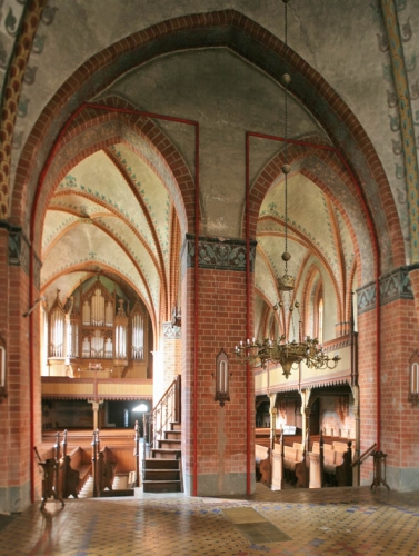 Blick in di ezweischiffige Gnoiener Kirche.