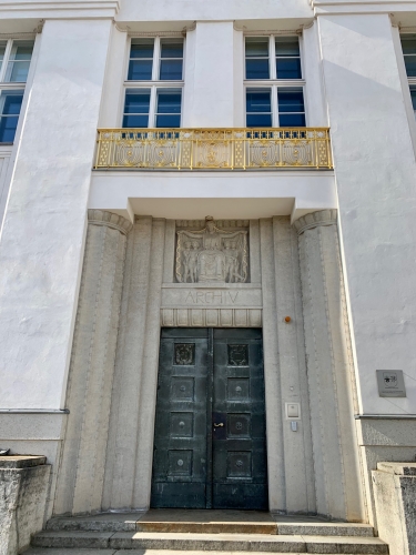 Portal mit schmuckvollem Brüstungsgitter