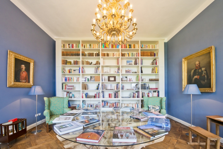 Die Bibliothek in der Belle Etage