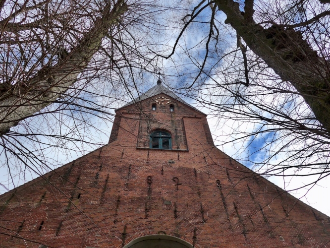 Alter Kirchturm mit neuer Uhr. Sie wurde 1998 eingebaut.