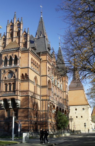 Das Ständehaus (li.) und das Steintor.
