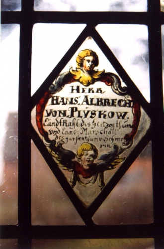 Bleiverglastes Fenster mit bemaltem Wappenschild Albrechts v. Plüskow in der Patronatskirche