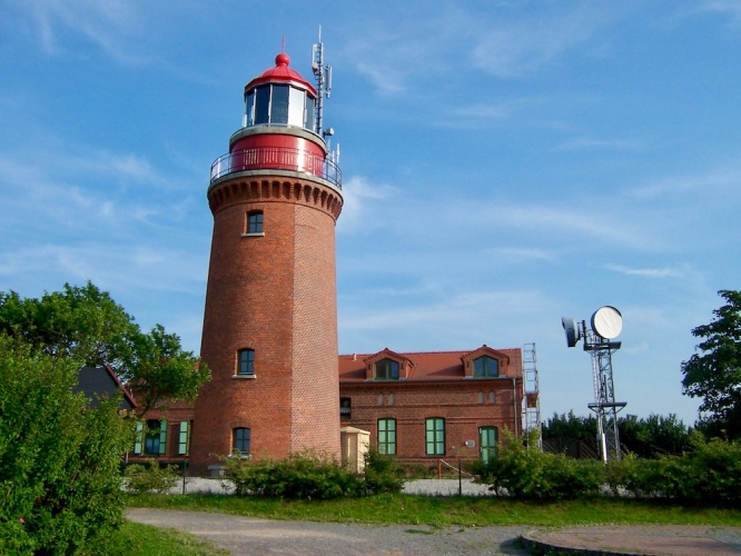 Der Leuchtturm Bastorf steht auf einem Berg und hat deshalb das höchste Leuchtfeuer in Deutschland.