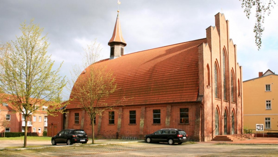 Die katholische Kriche Heilig Kreuz in Waren (Müritz).