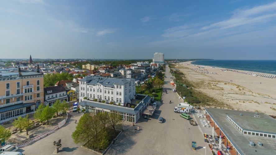 Blick über Warnemünde und den Strand Richtung Westen.
