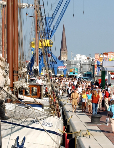Volksfeststimmung im Rostocker Stadthafen.