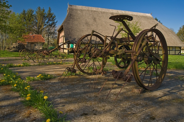 Alte landwirtschaftliche Geräte im Freilichtmuseum.