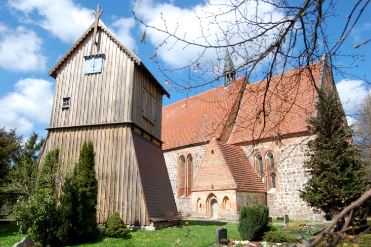 Die Kirche Cammin mit ihrem frei stehenden Glockenturm