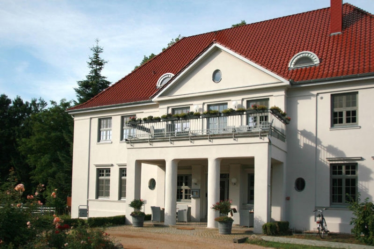 Mittelrisalit mit Altan und Dreiecksgiebel