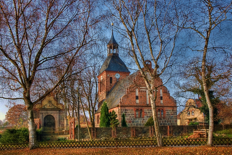 Mausoleum und Kirche mit Renaissancealtar