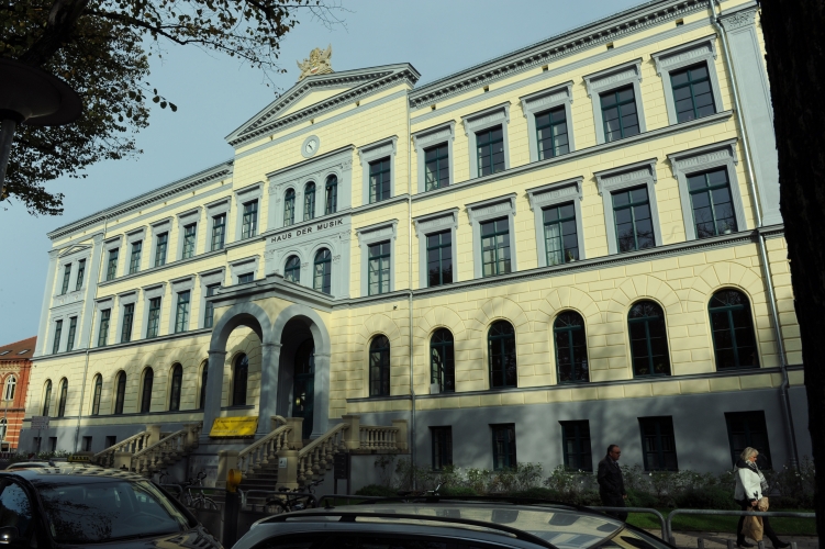 Neben dem Rosengarten entstand 1860 die große Stadtschule, heute das Haus der Musik.