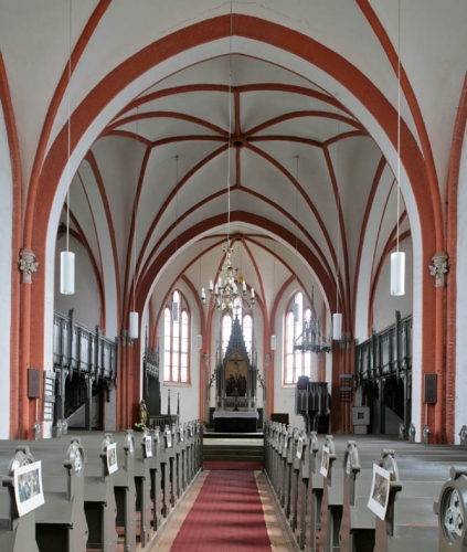 Blick durchs Kirchenschiff