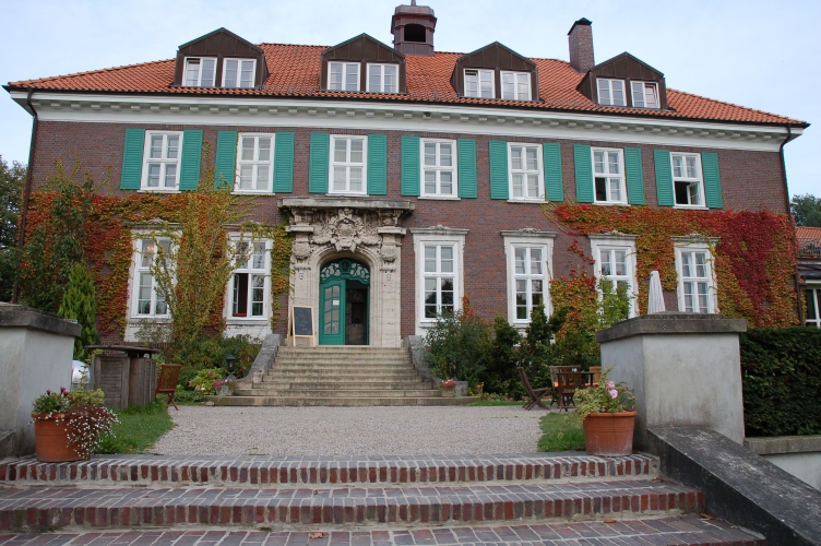 Die Vorderansicht des Gutshauses.