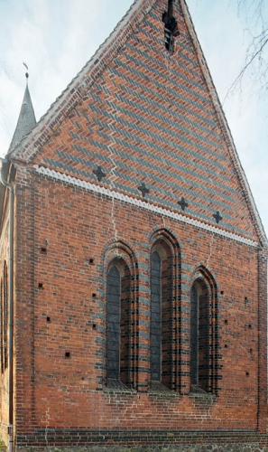 Der Chorgiebel mit einem Fischgrätmuster als Schmuck.