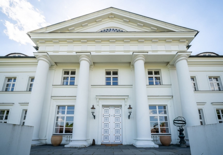 Portikus mit Säulen und Dreiecksgiebel