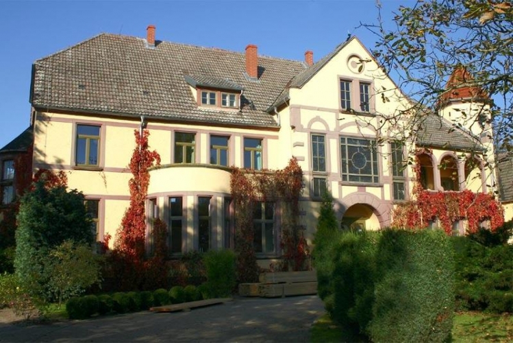 Hoffront mit rundbogigem Portal