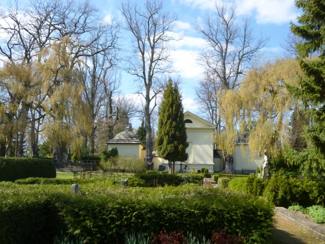 Friedhof mit Blick auf die spätklassizistische Grabkapellenanlage der Familie Martens
