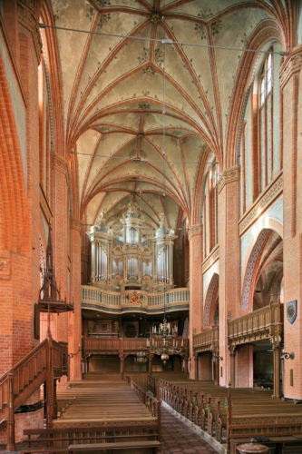 Das Kirchenschiff mit Blick zur Orgel