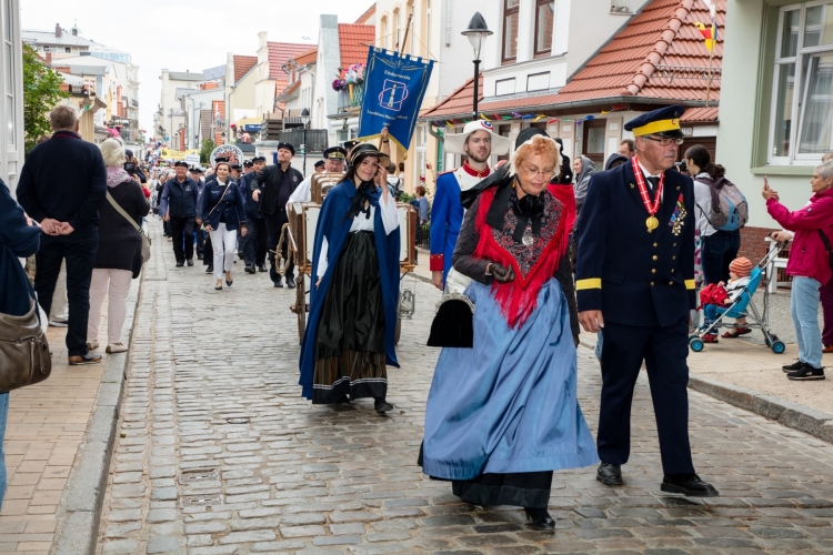 De Biege Umgang ist ein liebevoll inszenierter Trachtenumzug durch Warnemünde.