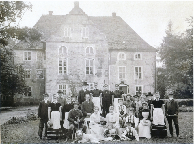 Die Familie von Plessen 1907 vor Burg Trechow