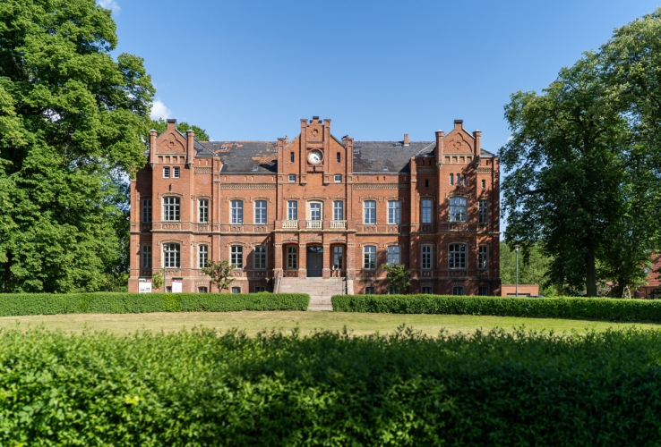 Schmucker Bau aus gebrannten Klinkern: Schloss Alt Sammit