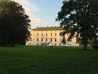 Parkseite mit klassizistischen Akzenten