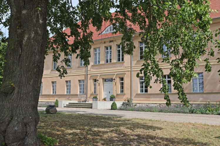 Hauptportal mit Freitreppe