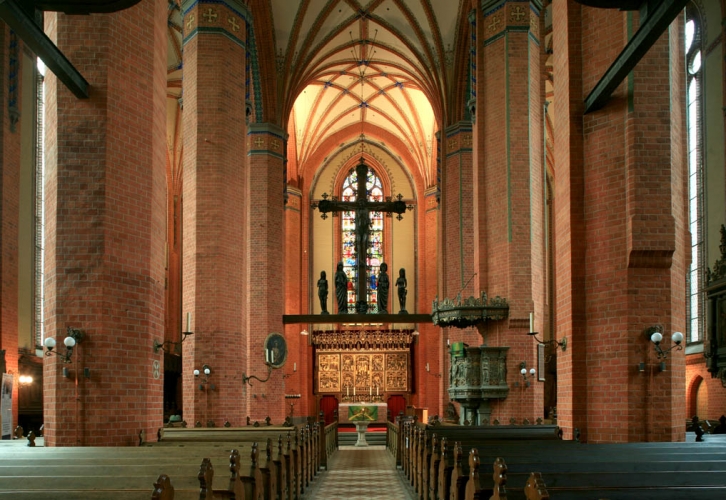 Blick auf das Triumphkreuz und die Figuren von Johannes, Maria, Adam und Eva