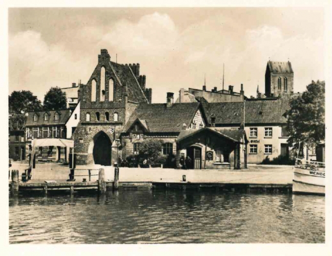 Historische Ansicht: Wassertor von der Hafenseite