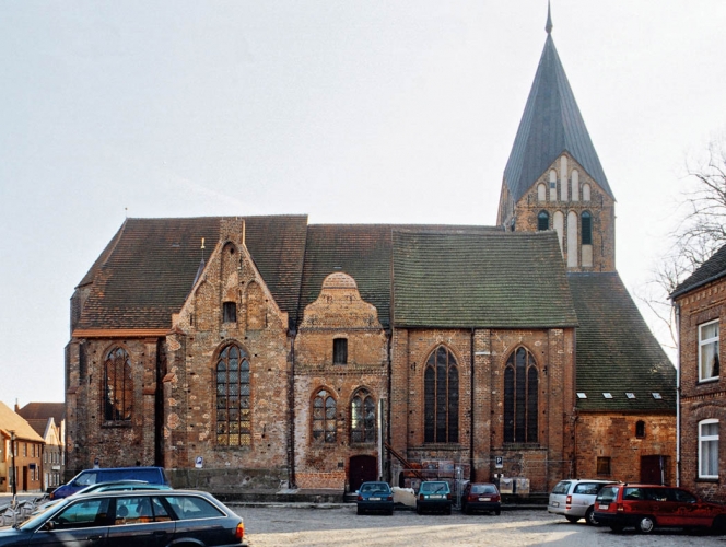 Die Gadebuscher Kirche von Norden.
