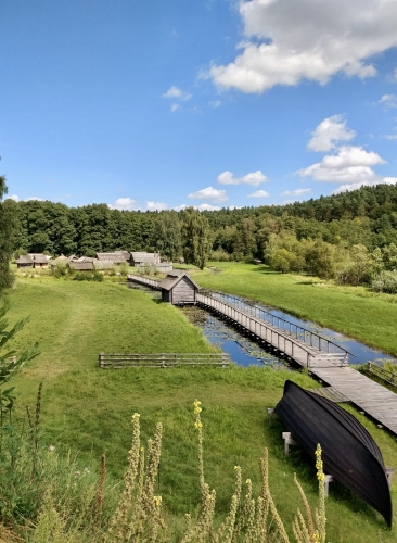 Blick auf die Siedlungsanlage mit den typischen Flechtwandhäusern (später Blockbauweise)