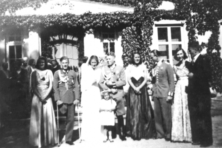 Hochzeit vor dem Gutshaus (Historische Aufnahme)