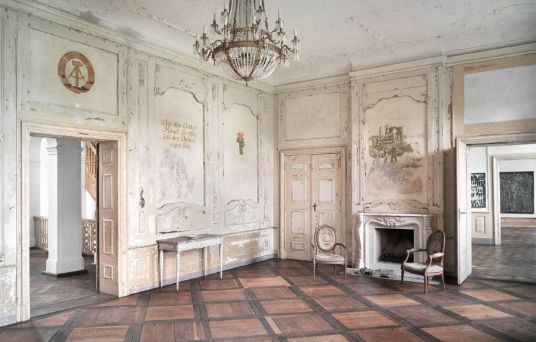 Festsaal mit Spuren aus der Nutzung zu DDR-Zeiten