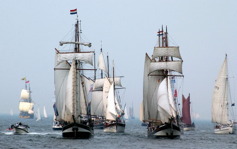 Historische Segelschiffe auf der Ostsee.