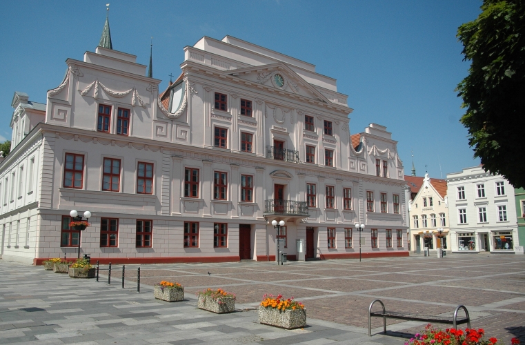 Der Güstrower Marktplatz mit dem imposanten Rathaus.