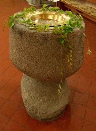 Mittelalterlicher Taufstein.